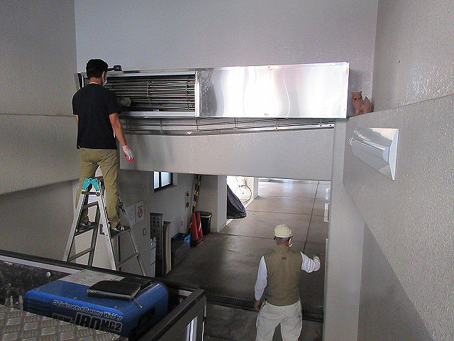 出入り口シャッターの復旧工事