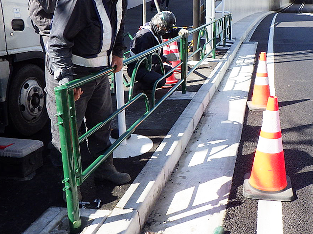 都道ガードレールの復旧工事
