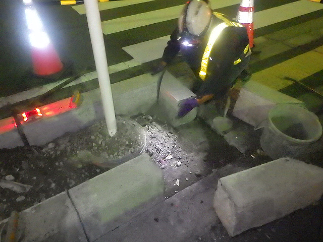 国道縁石の据え直し工事